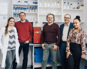 Cube DX: Mag. Dr. Bernhard Ronacher (Mitte) mit seinen Forscher:innen-Team, Foto: Gregor Hofbauer