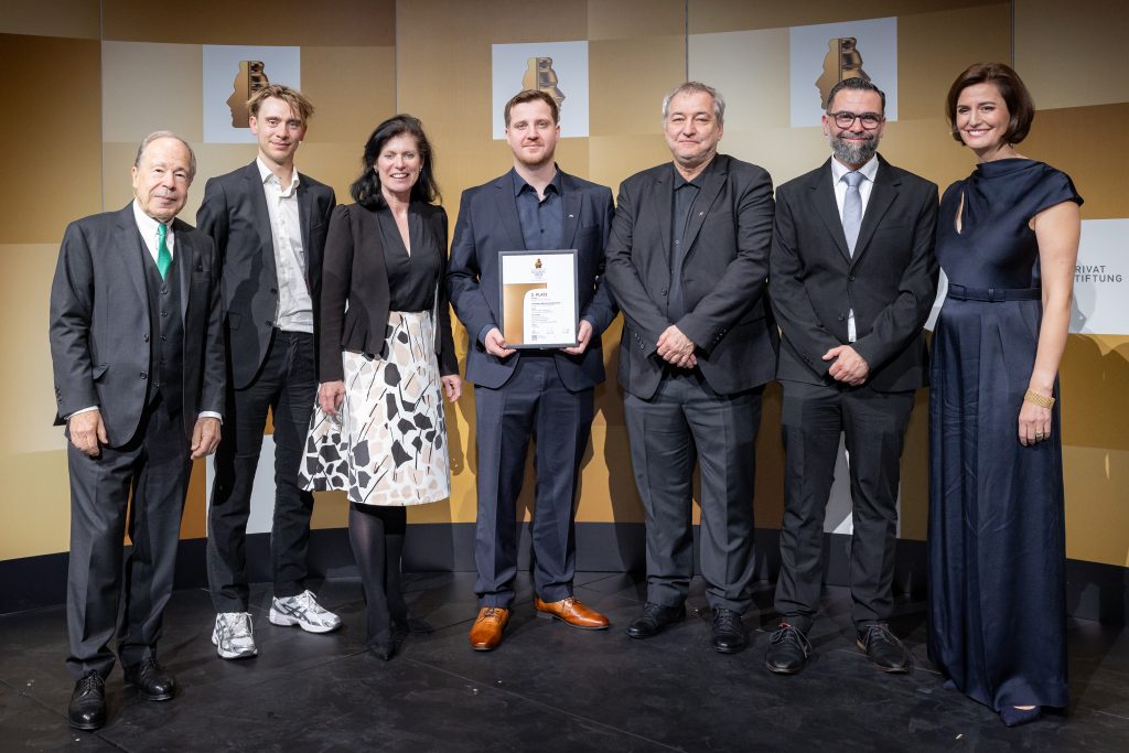 Houskapreis 2026 - 3. Platz in der Kategorie Außeruniversitäre Forschung für AIT/Center for Technology Experience, v.l.n.r.: Erich Hampel (B&C), Lukas Kröninger (AIT), Christine Wahlmüller-Schiller (AIT), Jakob Carl Uhl (AIT), Manfred Tscheligi (AIT), Markus Murtinger (AIT), Birgit Noggler (B&C), Foto: Alexander Müller