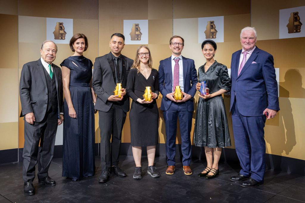 Vertreter:innen der Gewinner:innen-Teams des Houskapreises 2026: v.l.n.r.: Erich Hampel (B&C), Birgit Noggler (B&C), Bharath Varsh Rao (AIT), Vera Pamminger (sendance), Helmut Riedl-Tragenreif (TU Wien); Mariella-Schurz-Preis für Gunpreet Coudert Oberoi (MedUni Wien), Wolfgang Hofer (B&C), Foto: Alexander Müller