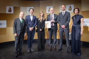 Houskapreis 2026 - 2. Platz in der Kategorie Hochschulforschung für IMBA/ÖAW, v.l.n.r.: Erich Hampel (B&C), Tobias Ilmer (IMBA), Lavinia Ceci Ginistrelli (IMBA), Sasha Mendjan (IMBA), Stefan Jahnel (IMBA), Birgit Noggler (B&C), Foto: Alexander Müller
