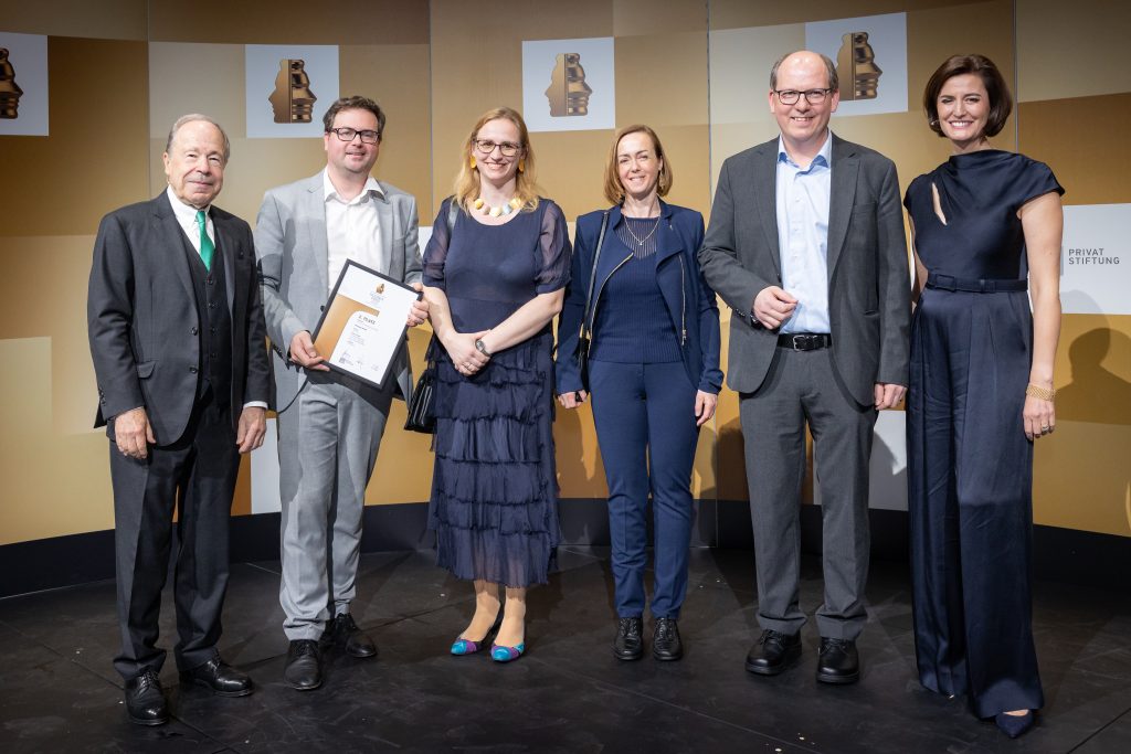 Houskapreis 2026 - 2. Platz in der Kategorie Forschung & Entwicklung in KMU für AT Space GmbH, v.l.n.r.: Erich Hampel (B&C), Erich Neubauer (AT Space), Christine Neubauer (AT Space), Doris Kitzmantel (AT Space), Michael Kitzmantel (AT Space), Birgit Noggler (B&C), Foto: Alexander Müller