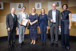 Houskapreis 2026 - 2. Platz in der Kategorie Forschung & Entwicklung in KMU für AT Space GmbH, v.l.n.r.: Erich Hampel (B&C), Erich Neubauer (AT Space), Christine Neubauer (AT Space), Doris Kitzmantel (AT Space), Michael Kitzmantel (AT Space), Birgit Noggler (B&C), Foto: Alexander Müller