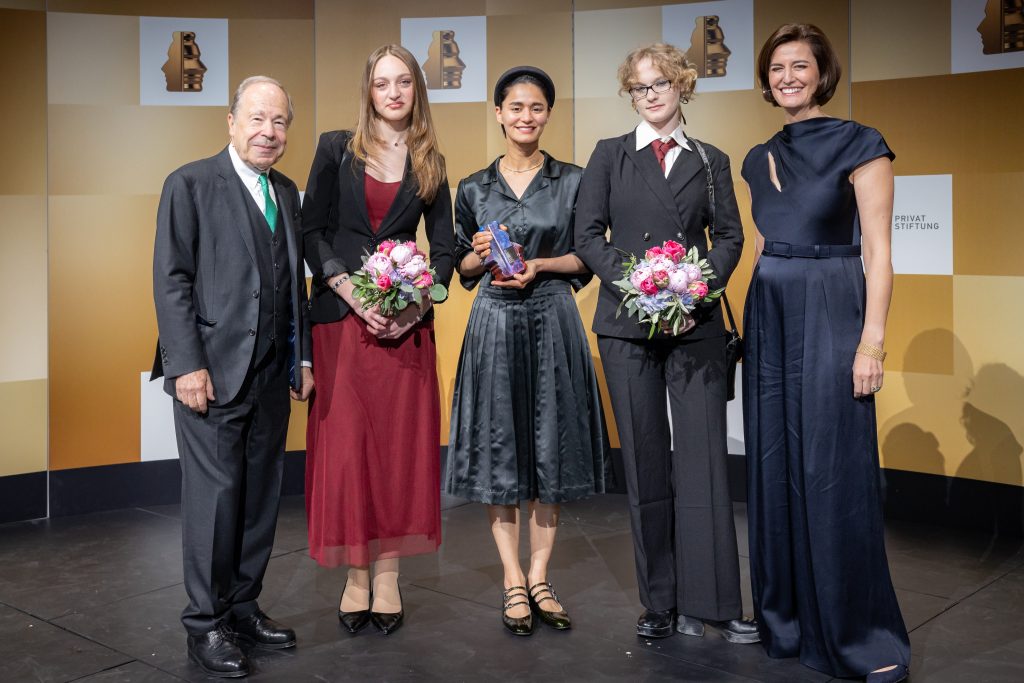 Houskapreis 2026 - Mariella Schurz Preis v.l.n.r.: Erich Hampel (B&C), Valerie Kratky (Sir Karl Popper Schule), Gunpreet Coudert Oberoi (MedUni Wien, SVAN) Judit Takacs (Sir Karl Popper Schule), Birgit Noggler (B&C)
