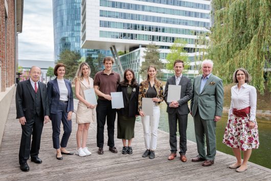 Zukunft schreiben: Gewinnerinnen und Gewinner Die Gewinnerinnen und Gewinner des Ideenwettbewerbs "Zukunft schreiben" bei der Preisverleihung durch die B&C Privatstiftung, v.l.n.r.: Erich Hampel (B&C), Birgit Noggler (B&C), Lena Wagner, Matthias Kargl, Anna Pichler, Nikola Marie Hochedlinger, Manuel Peer, Wolfgang Hofer (B&C), Donia Lasinger (B&C) – gewonnen hat außerdem Hannah Maria Clemens Copyright: Alexander Müller